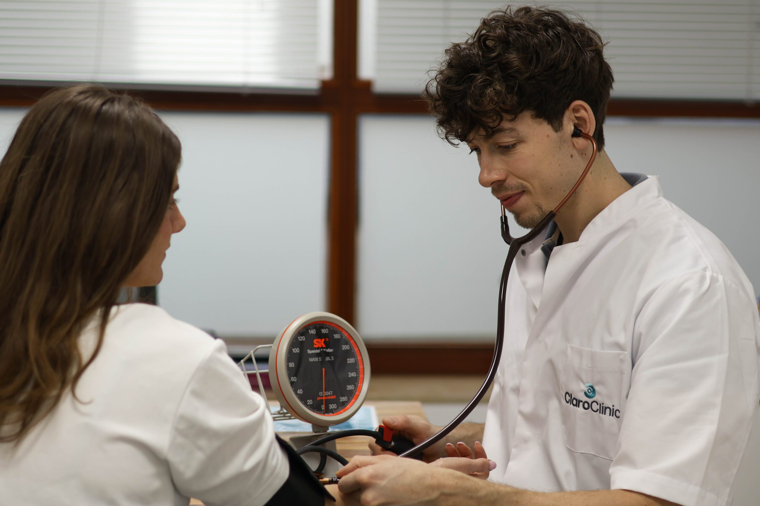 Claro Clinic – moderne, rustgevende behandelruimte